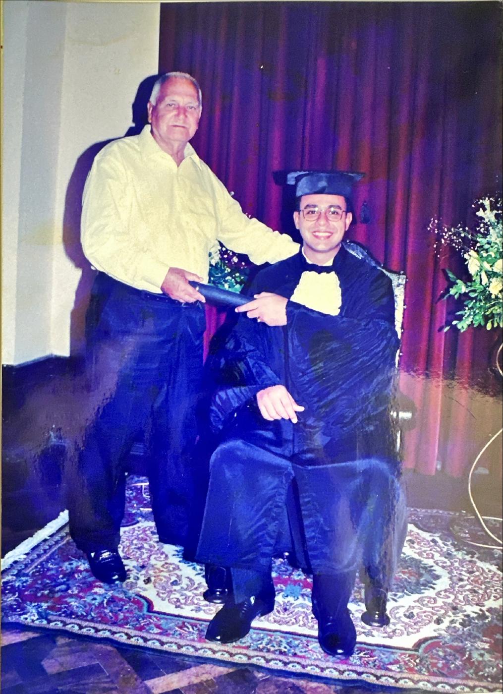 Leandro Monteiro em sua formatura, ao lado do avô Adhemar