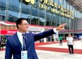 Leandro Monteiro diante do complexo da Canton Fair, em Guangzhou