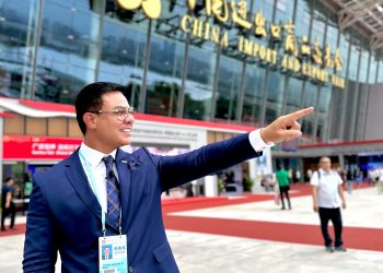 Leandro Monteiro diante do complexo da Canton Fair, em Guangzhou
