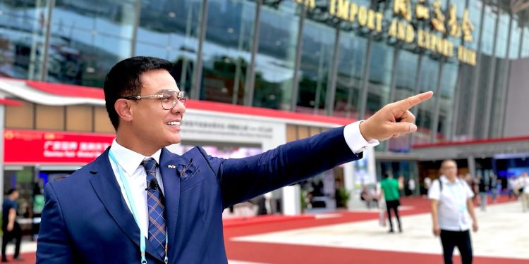 Leandro Monteiro diante do complexo da Canton Fair, em Guangzhou