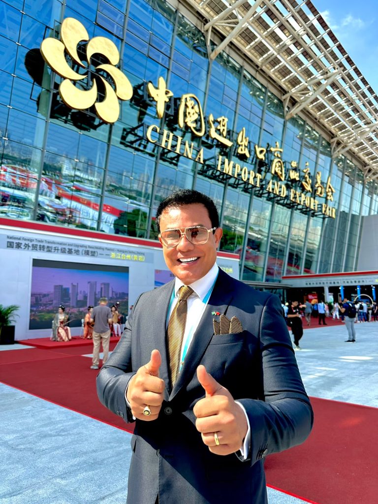 Leandro Monteiro diante do complexo da Canton Fair em Guangzhou